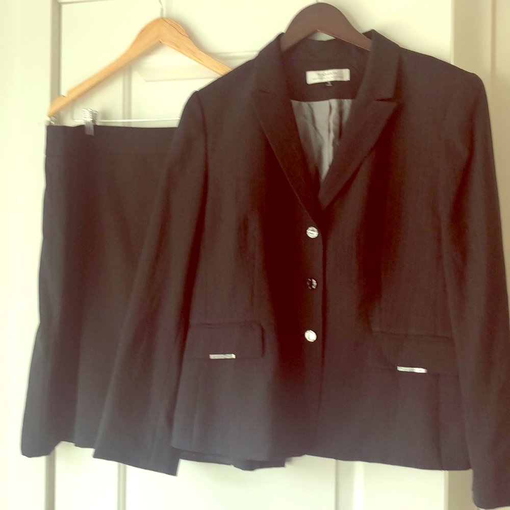 New With Tags Black Pinstripe Tahari Skirt Suit 18